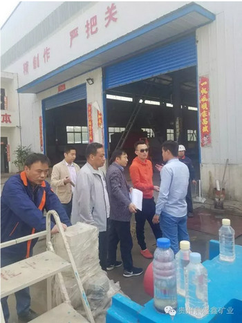 貴州客戶參觀隆中車(chē)間1.jpg